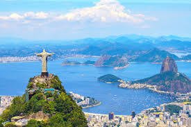 Cristo Rendentor e ao fundo o Pão de Açúcar com a baía de Guanabara