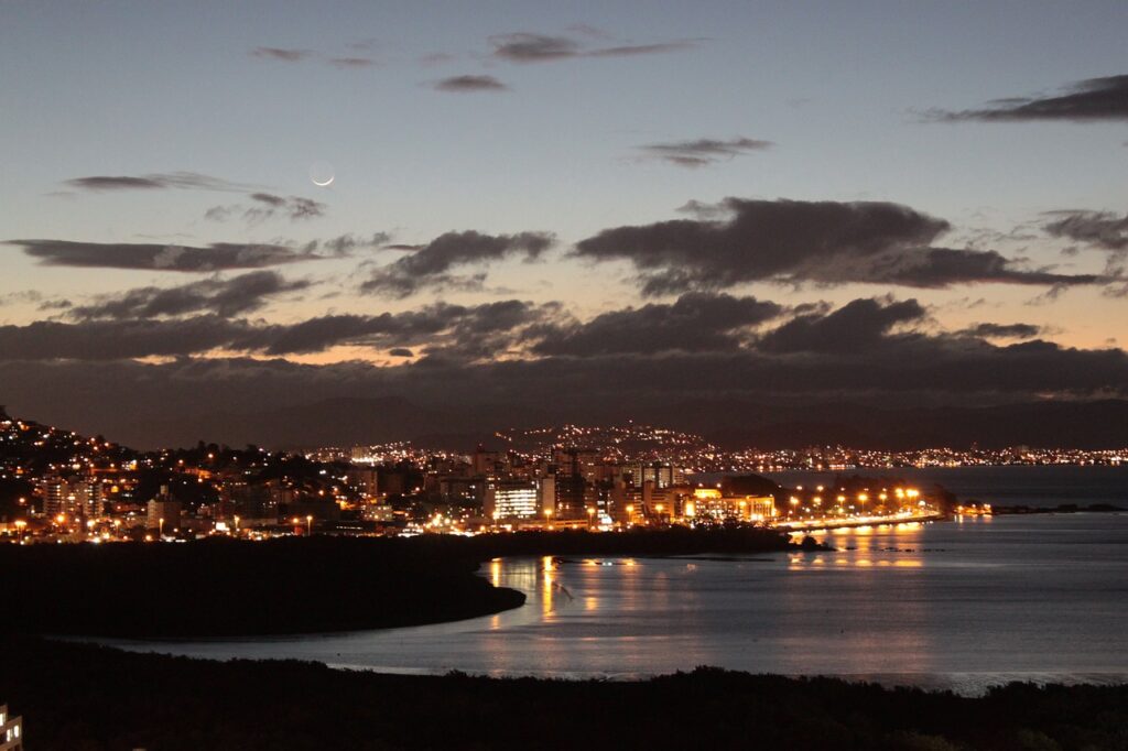 anoitecer com vista do mar e da cidade