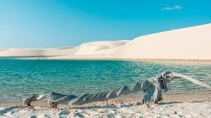 Piscina natural e ao fundo as dunas dos Leçóis Maranhenses