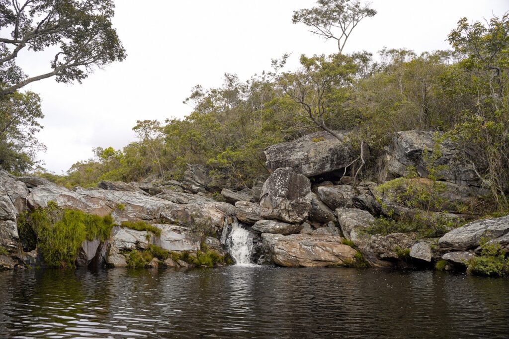 uma cachoeira sobre um corpo de água
