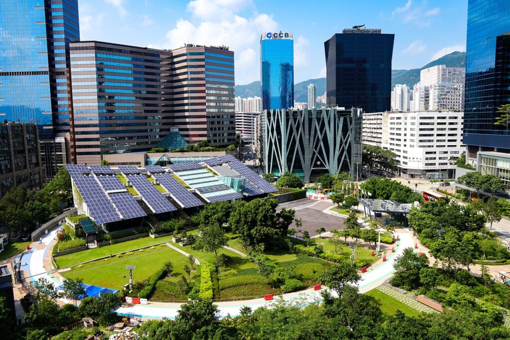 uma cidade com um parque e edifícios